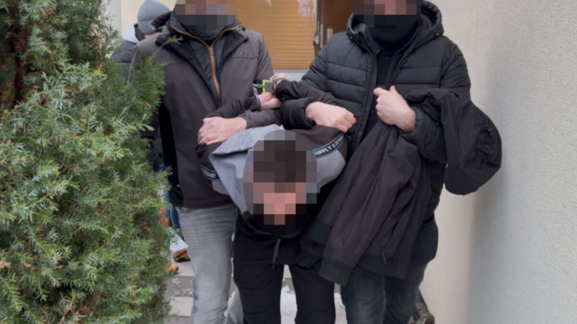 Szukał pracy i się zorientował, że to nielegalna działalność. Uciekł, a policja przeprowadziła akcję