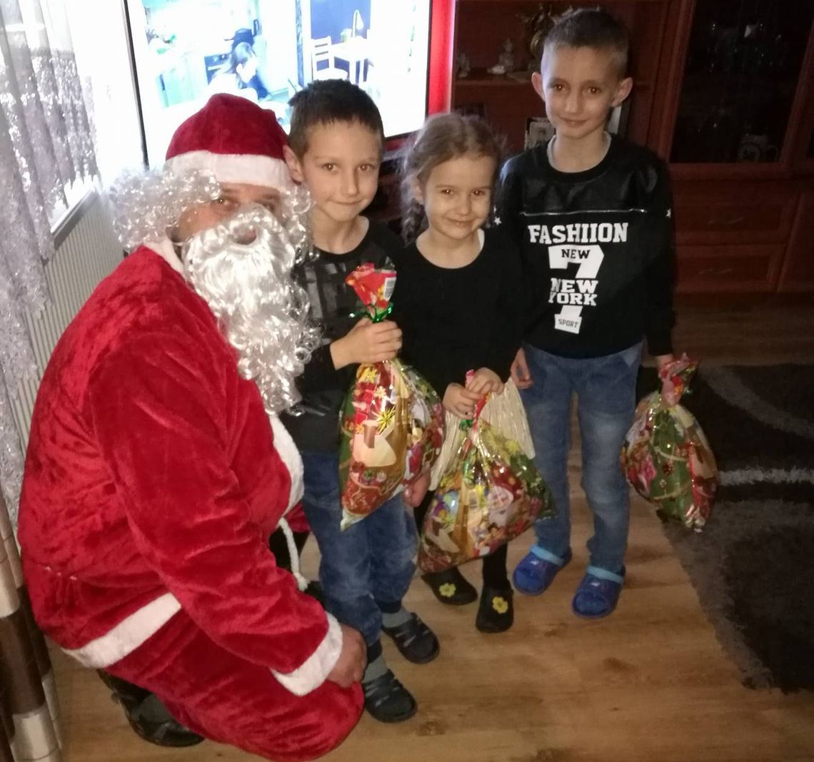 Hojny mikołaj odwiedził dzieci w domach Hojny mikołaj odwiedził dzieci w domach