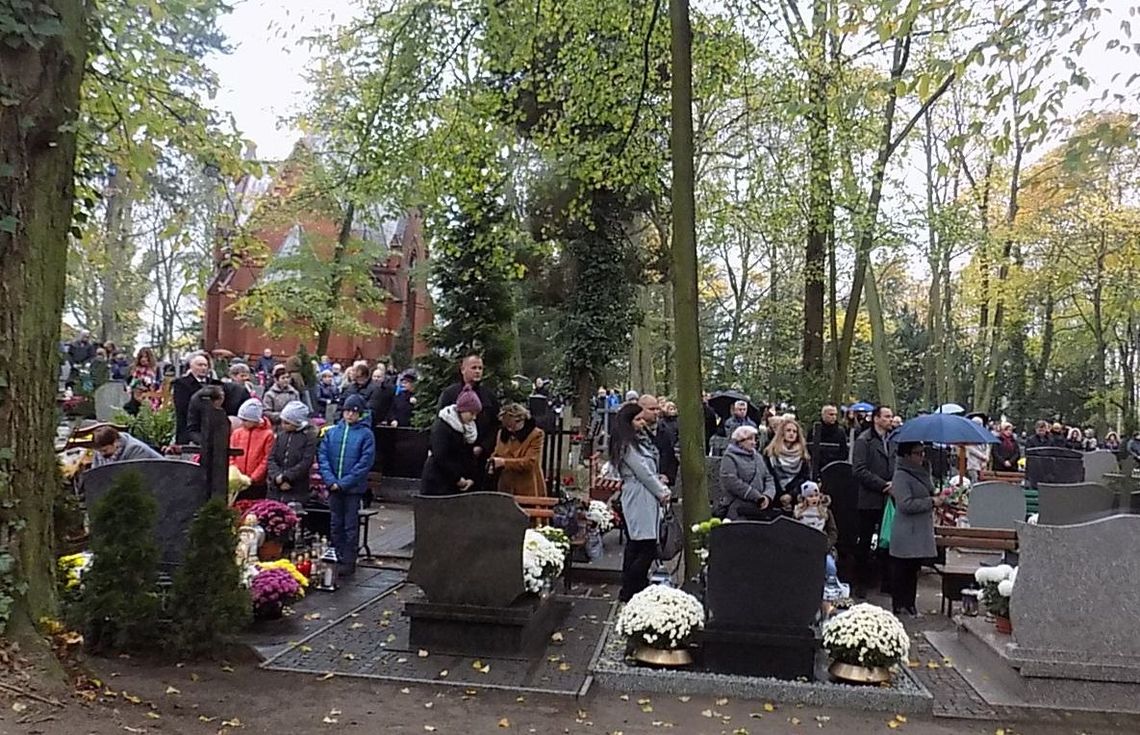 Idą ku mnie, idą kalinami znajomi, umarli, kochani…