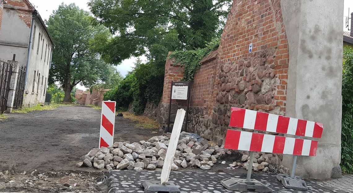 Idzie kamień pod kamienie Idzie kamień pod kamienie