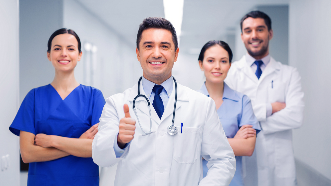 Ile maksymalnie powinien zarabiać polski lekarz? Ile zarabiają lekarze na Zachodzie?