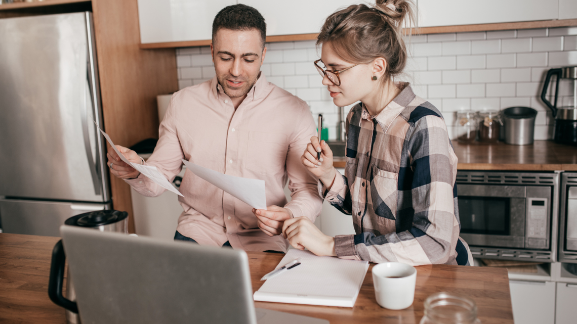Ile udaje nam się odłożyć z pensji? Co piątej osobie – nic