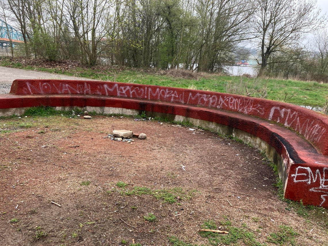 Imprezownia i śmietnik - ocenia miejsce czytelnik