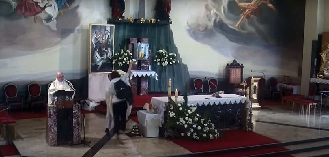 Podczas mszy w Boże Ciało rzucił butelką w tabernakulum. Interweniowali wierni i policja