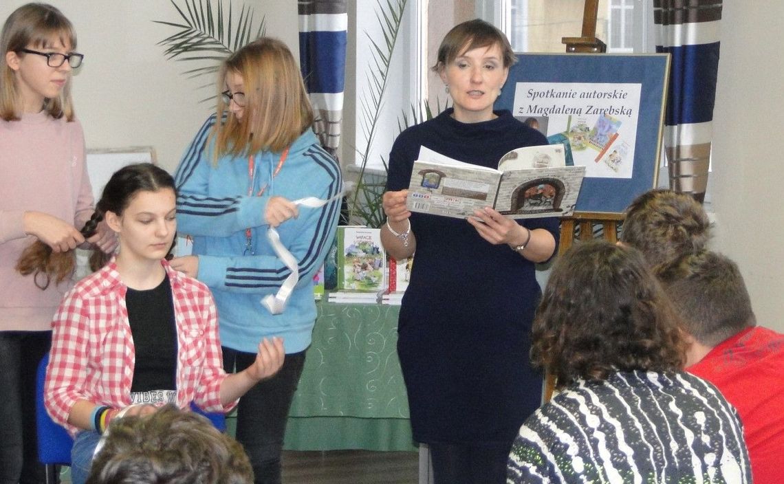 Interesujące spotkanie młodzieży z pisarką Interesujące spotkanie młodzieży z pisarką