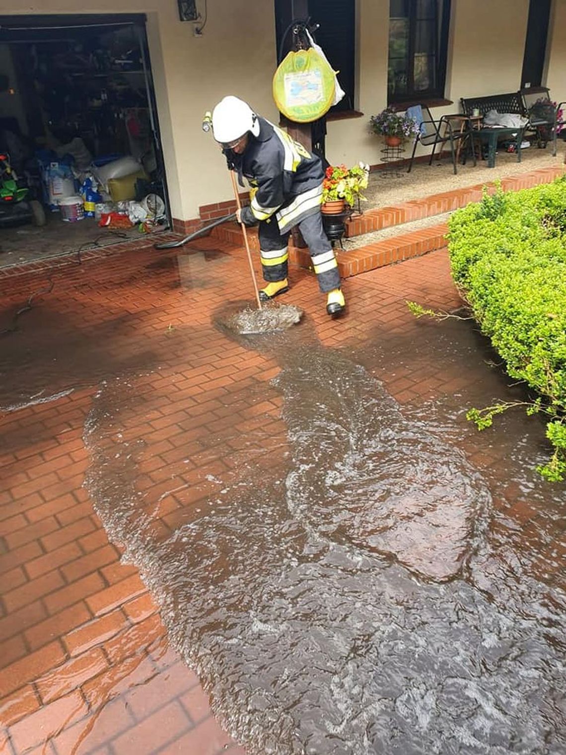 Interwencja strażaków na zalanej posesji