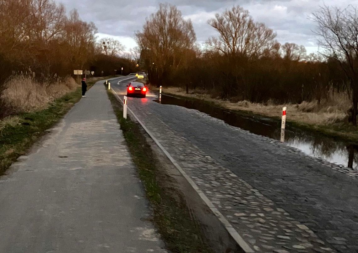 Jadą samochodami przez zamkniętą drogę nawet po... ścieżce rowerowej!