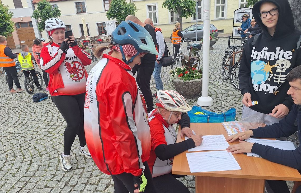 Jadą tam gdzie jest podnośnia statków. Zapraszają na wycieczkę rowerową za Odrę