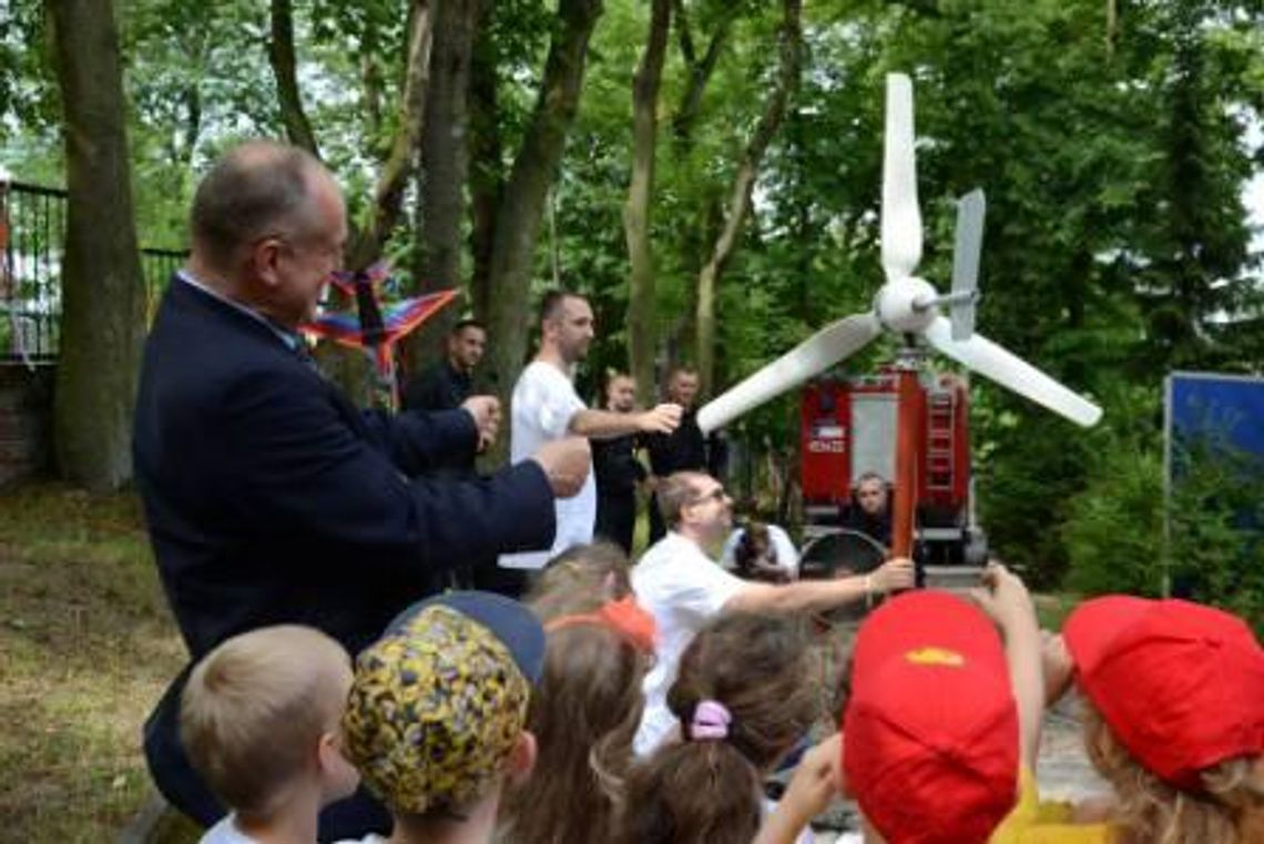 Jak burmistrz z przedszkolakami szukał wiatru Jak burmistrz z przedszkolakami szukał wiatru