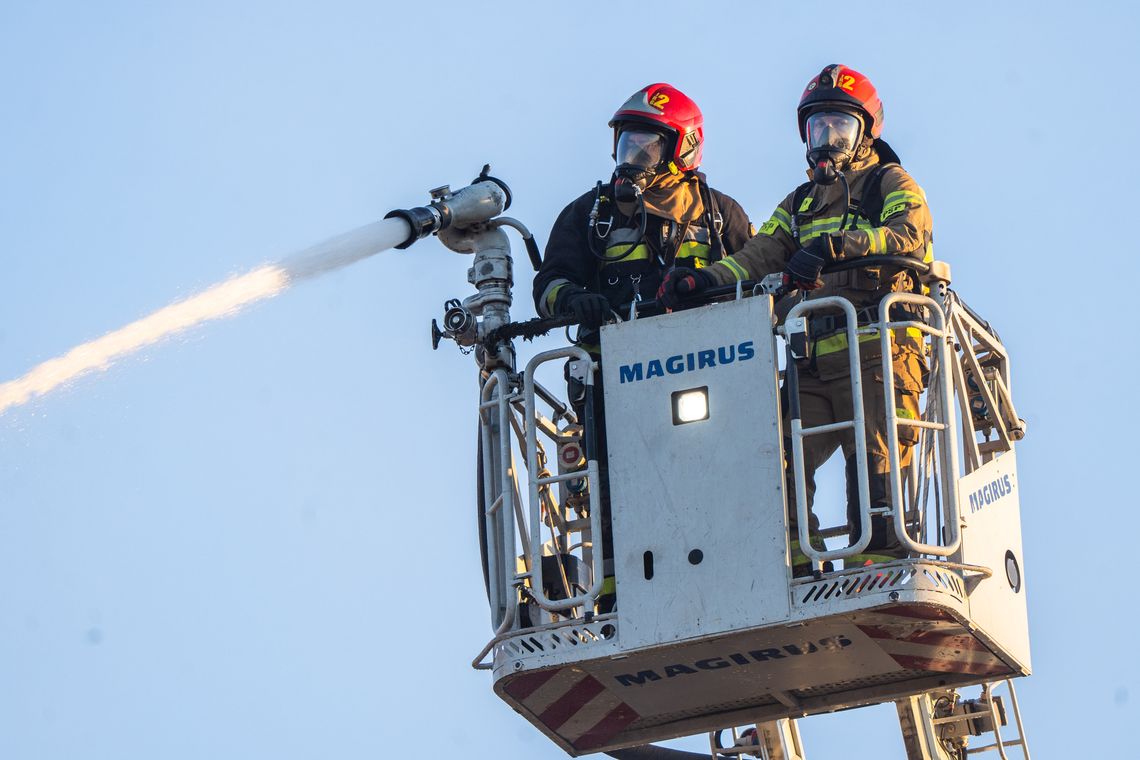 Jak doszło do tego pożaru? Ostrzeżenie RCB, ewakuacja i osoba w szpitalu