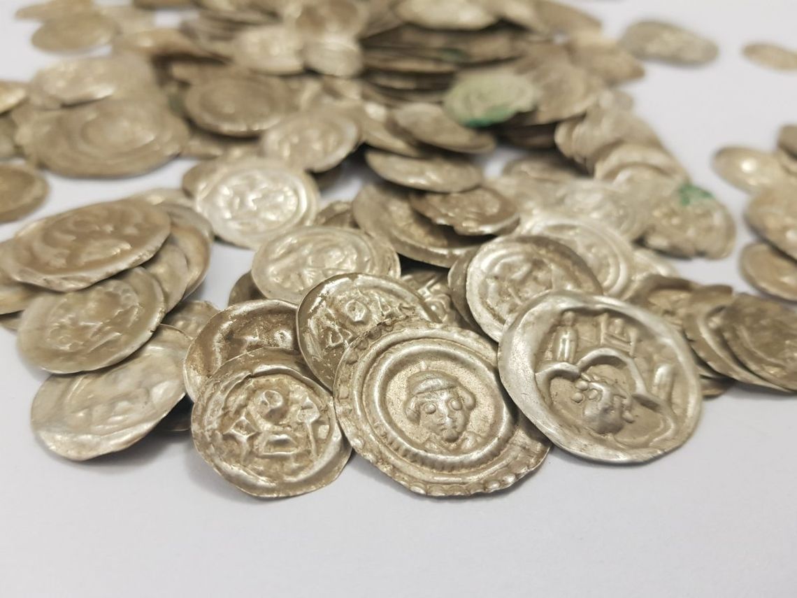 Niezwykłe odkrycie archeologiczne. Kundelek znalazł XIII-wieczny garniec ze srebrem