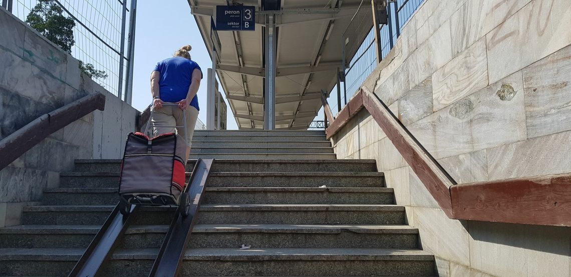 Jak mam wjechać z dzieckiem w wózku?!