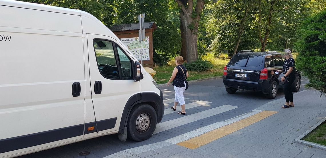 Jak tu przejść? Mistrz parkowania i interwencja straży miejskiej Jak tu przejść? Mistrz parkowania i interwencja straży miejskiej