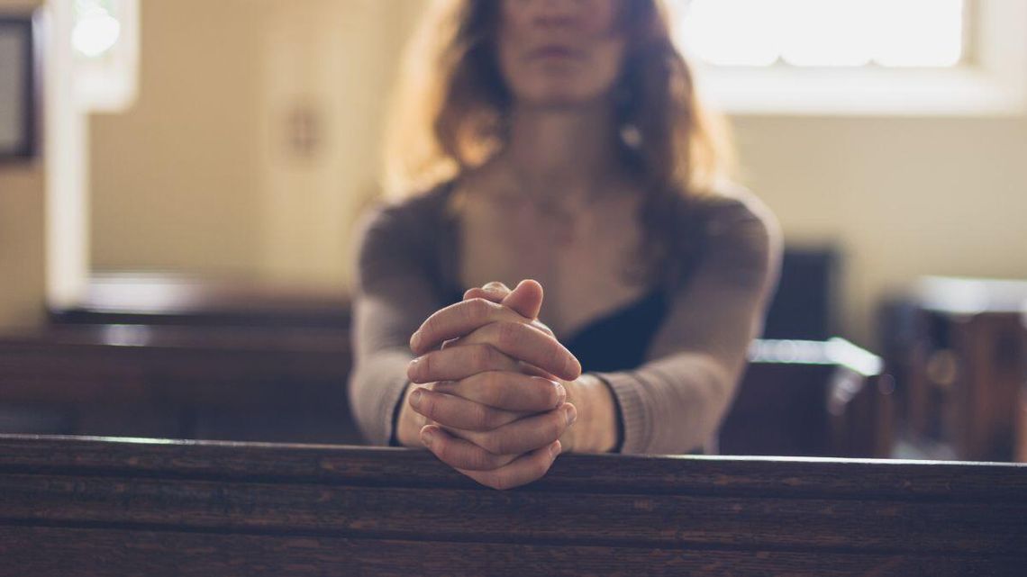 Wiara młodych. Co piąty chodzi w niedziele do kościoła. Połowa chodzi na religię, Jan Paweł II nie dla wszystkich jest autorytetem