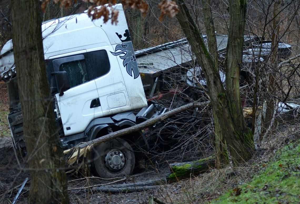 Jak wyładowany Tir wylądował w rowie