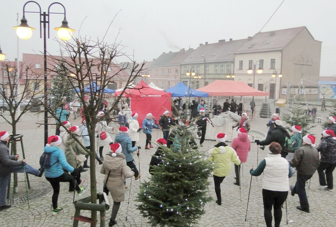 Jarmark bożonarodzeniowy ze śpiewem i marszem nordic walking [zdjęcia]