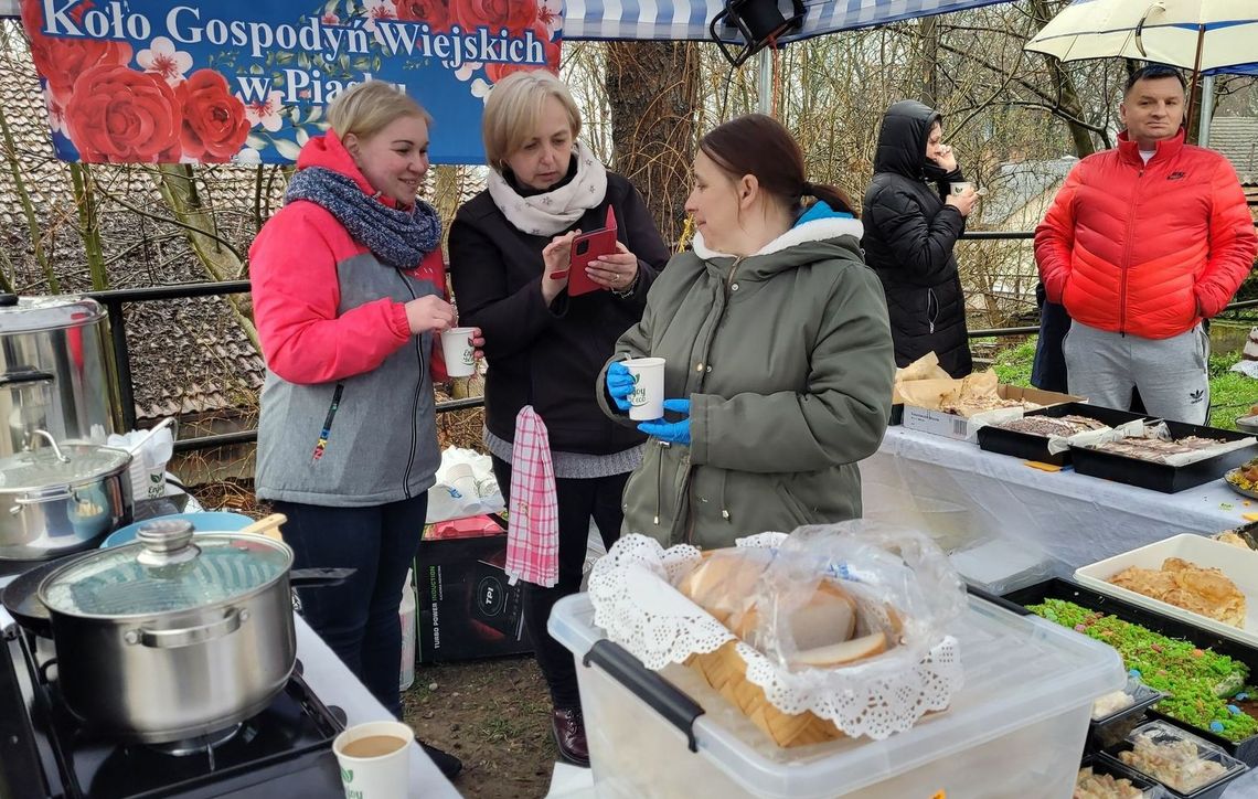 Jarmark Wielkanocny na rynku w deszczu