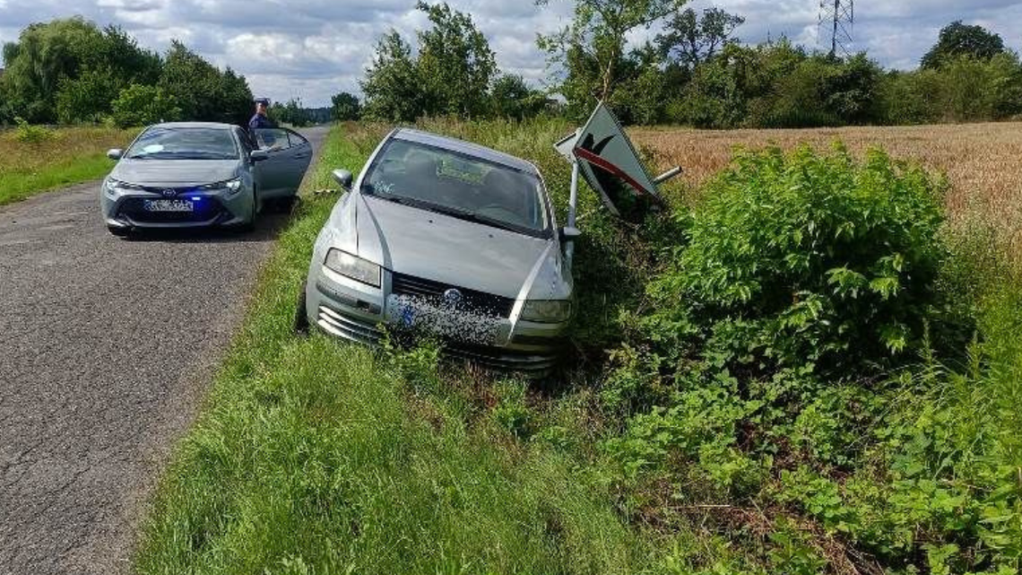 Wyjechał prostu z rowu i wjechał do... rowu. Powody były co najmniej dwa