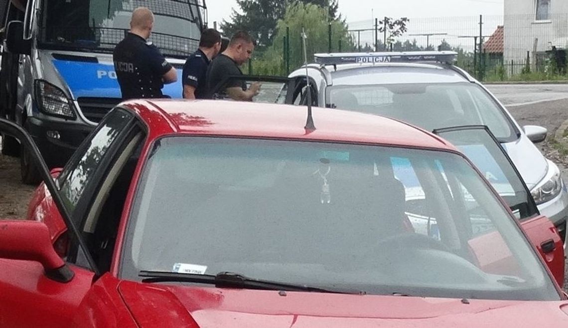 Jechał audi, dopóty policjanci nie poprosili go o prawo jazdy Jechał audi, dopóty policjanci nie poprosili go o prawo jazdy