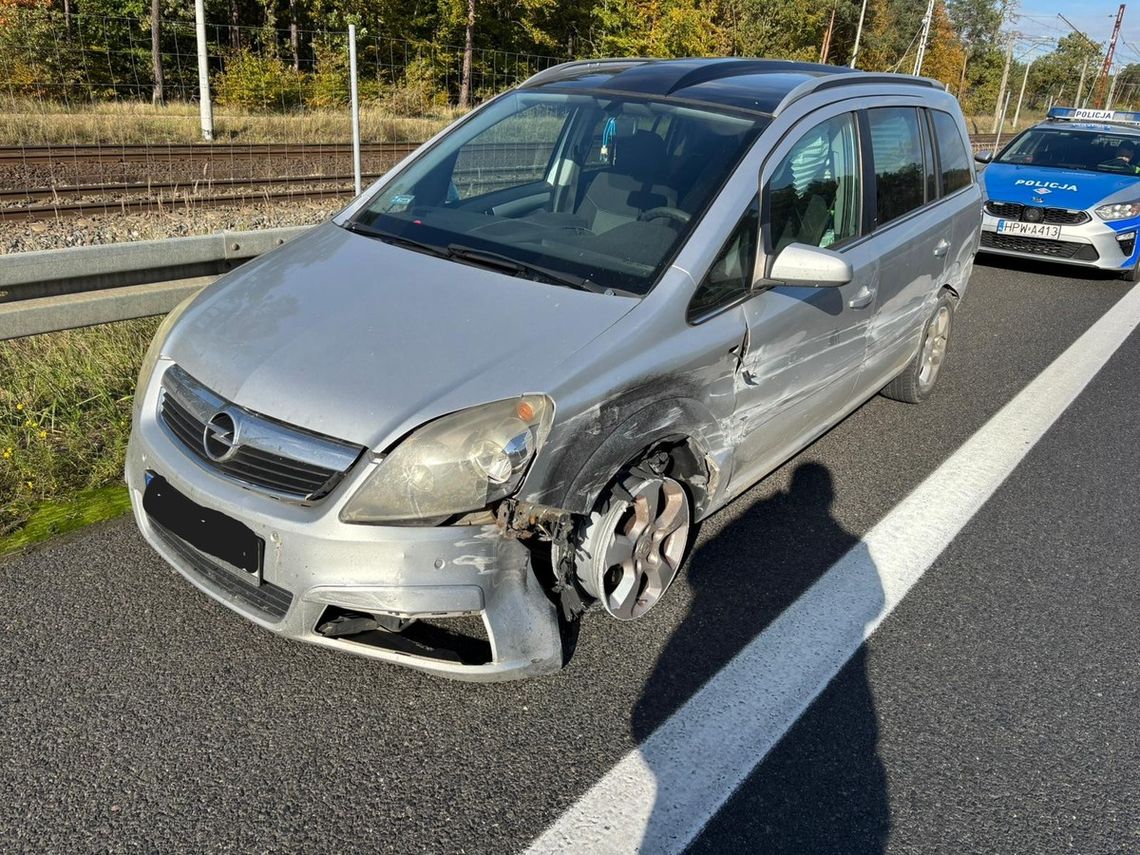 Jechał oplem bez opony i z wystrzelonymi poduszkami. Kierowca był pijany