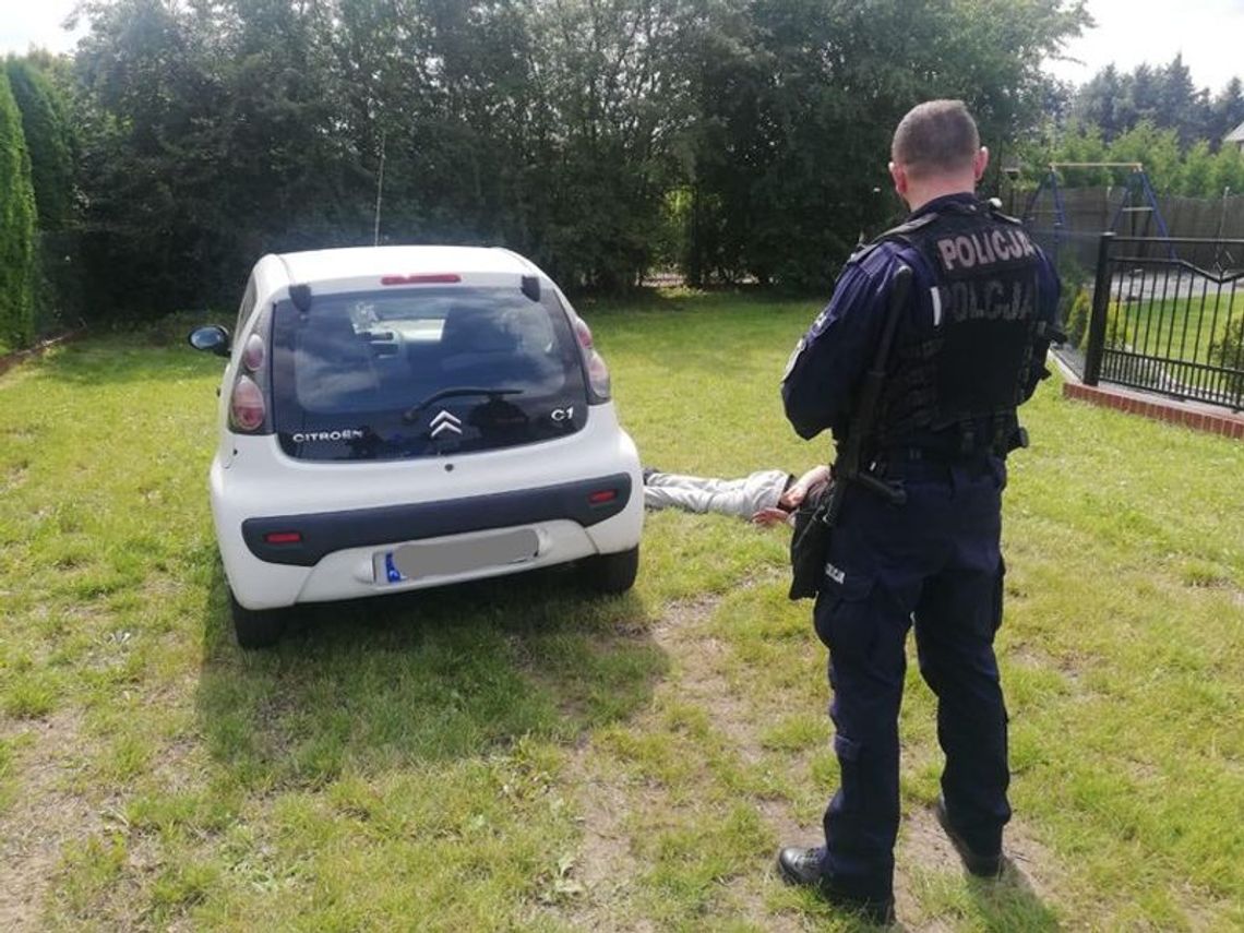 Jechał wężykiem, bo miał 2 promile. Zabrali mu kluczyki i wezwali policję Jechał wężykiem, bo miał 2 promile. Zabrali mu kluczyki i wezwali policję