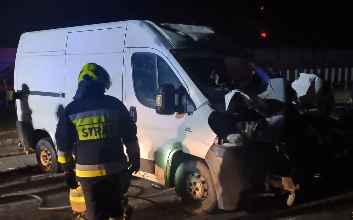 Jechali nieostrożnie i uderzyli w przejazd kolejowy