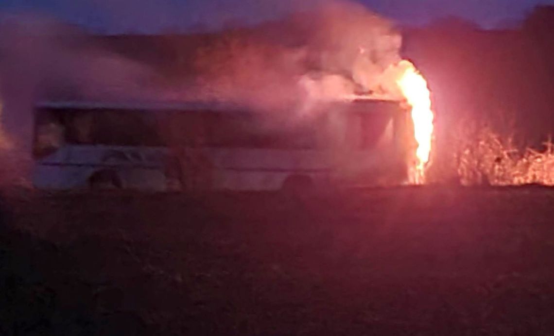 Jechali płonącym autobusem. Uratował ich kierowca osobówki [FOTO]