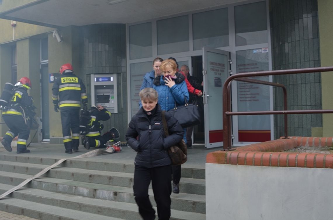 Jeden stracił przytomność, kilku zostało uwięzionych w budynku Jeden stracił przytomność, kilku zostało uwięzionych w budynku