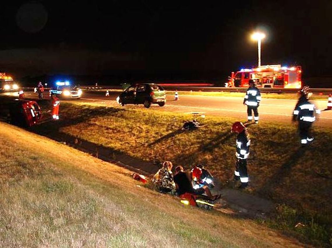 Jeden w rowie, drugi na poboczu kołami do góry Jeden w rowie, drugi na poboczu kołami do góry