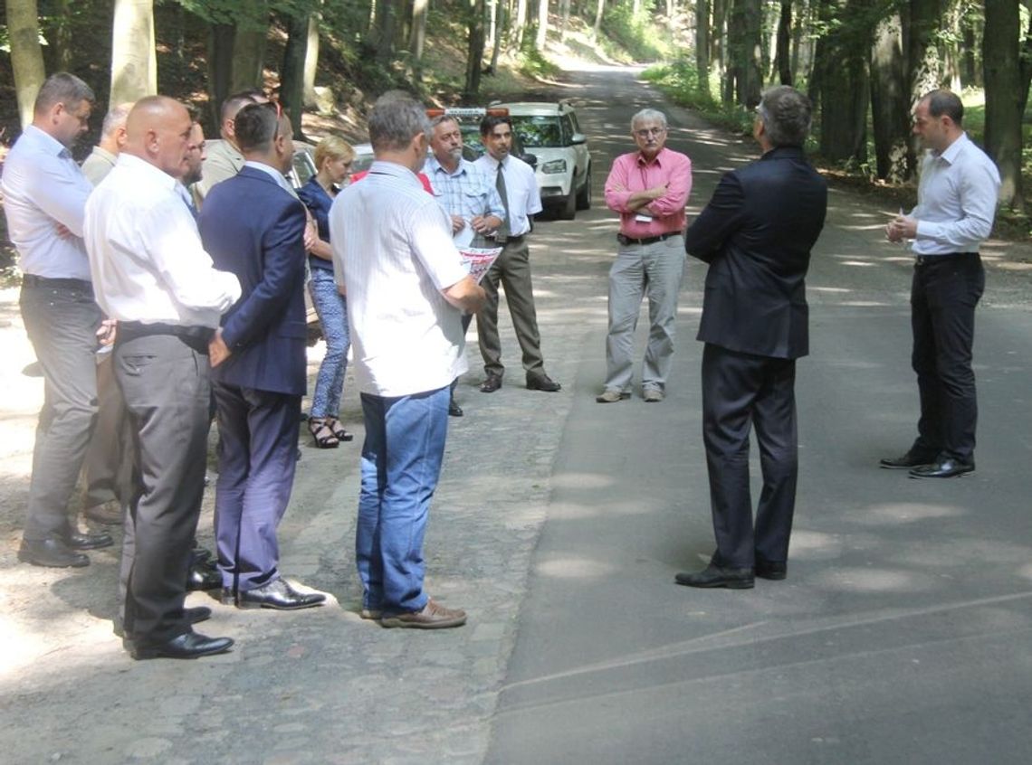 Jedyna taka bitumiczno-kamienna droga łącząca bezpośrednio ze Szczecinem Jedyna taka bitumiczno-kamienna droga łącząca bezpośrednio ze Szczecinem