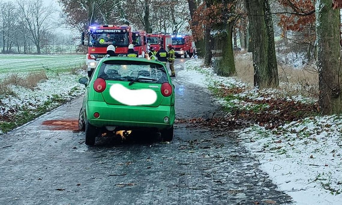 Jej auto wpadło w poślizg i uderzyło w drzewo [ZDJĘCIA]