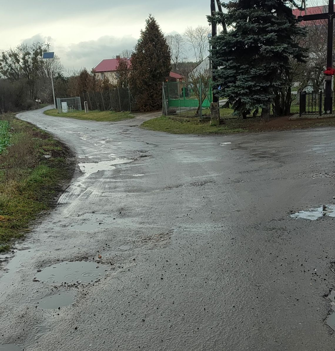 Jest duży problem dotyczący stanu nawierzchni asfaltowej oraz pobocza