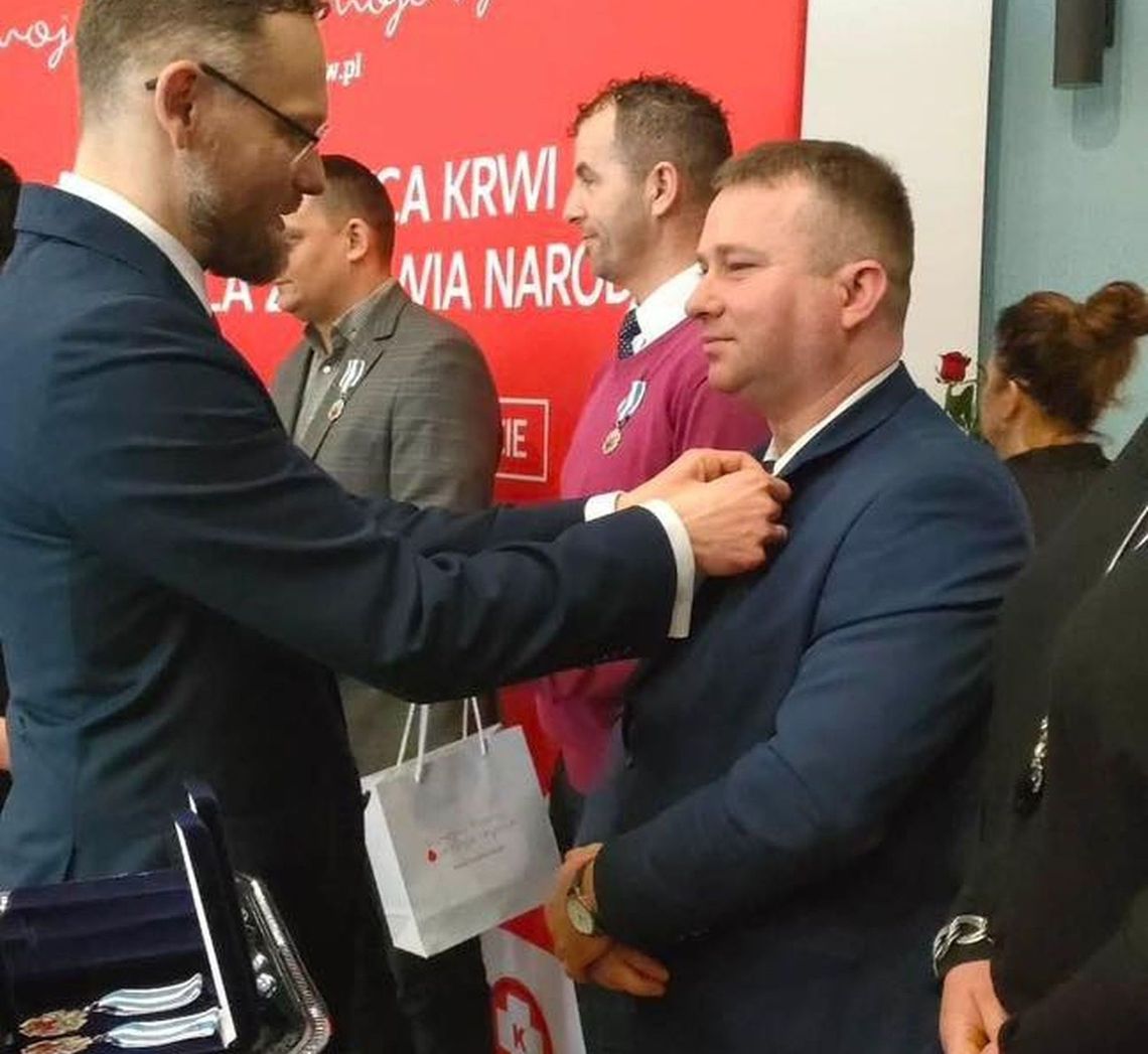 Jest sołtysem i radnym. Jako honorowy krwiodawca został odznaczony Jest sołtysem i radnym. Jako honorowy krwiodawca został odznaczony