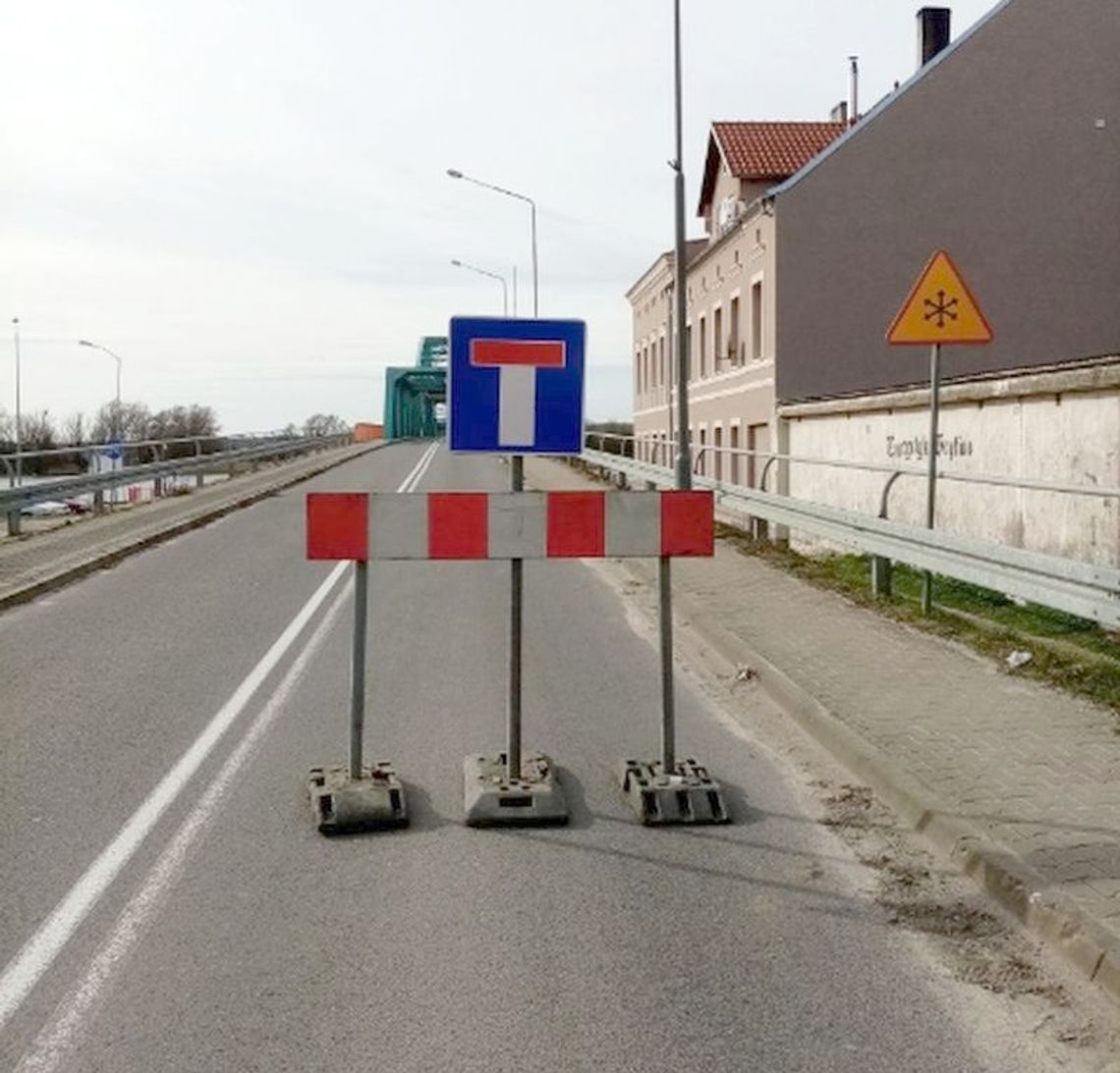 Jest wreszcie oznakowanie przed mostem. Przejście graniczne Gryfino - Mescherin zamknięte. Dalej nie pojedziesz.