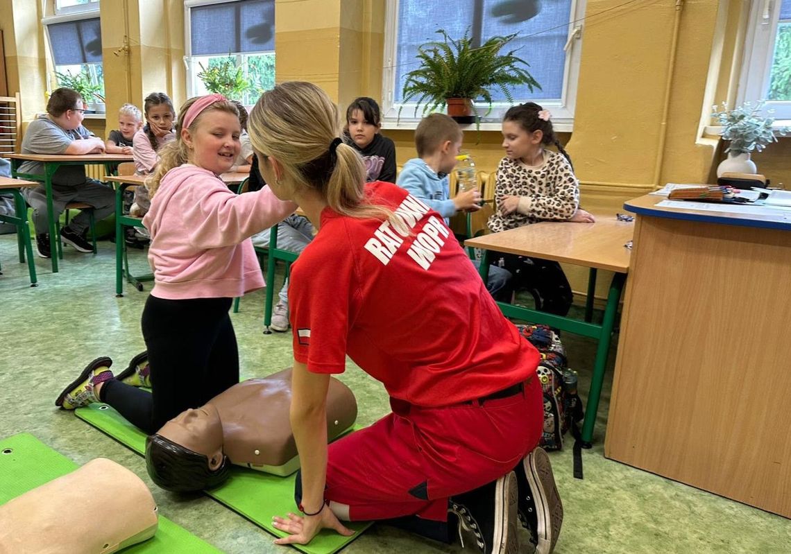 Jeżdżą do szkół i przygotowują do wakacji, aby nie tylko nad wodą były bezpieczne