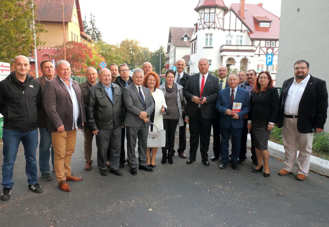 Jeżdżą posłowie, a za nimi telewizja Jeżdżą posłowie, a za nimi telewizja