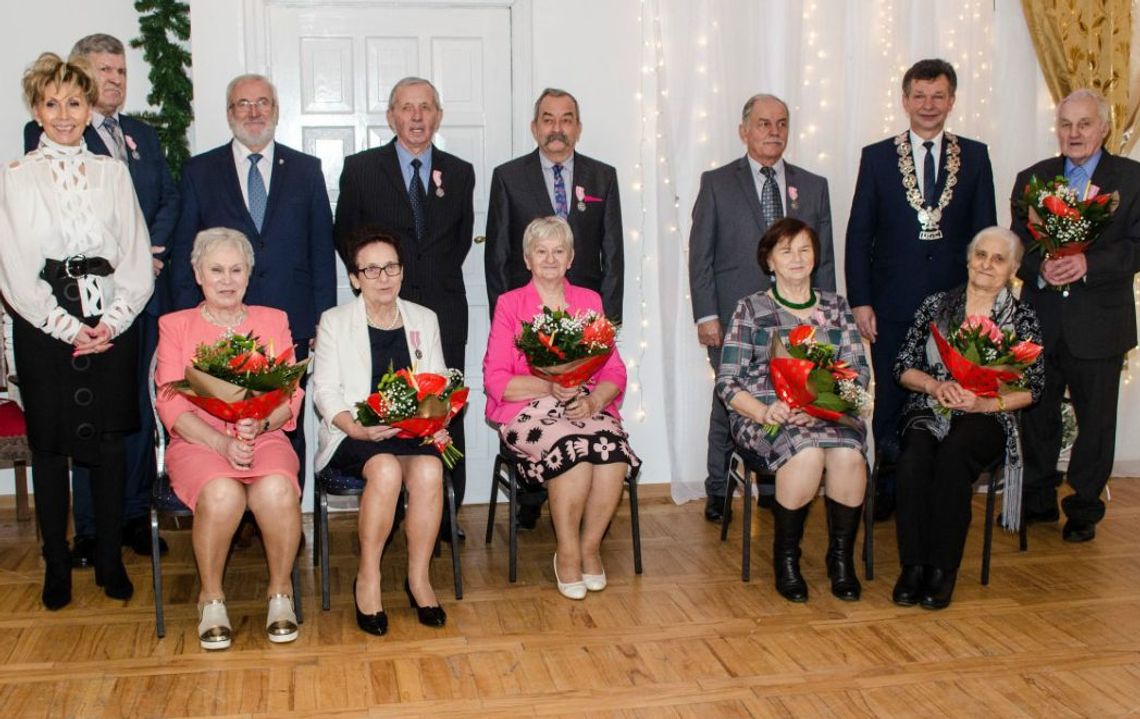 Jubilatom pogratulował burmistrz i przewodniczący rady