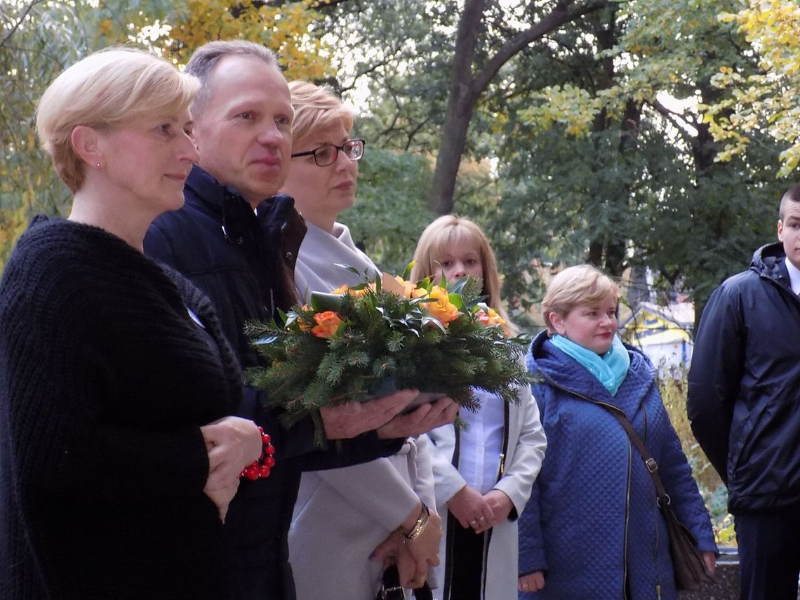 Jubileusz rozpoczęli przy tablicy pamięci Stanisławy Siarkiewicz Jubileusz rozpoczęli przy tablicy pamięci Stanisławy Siarkiewicz