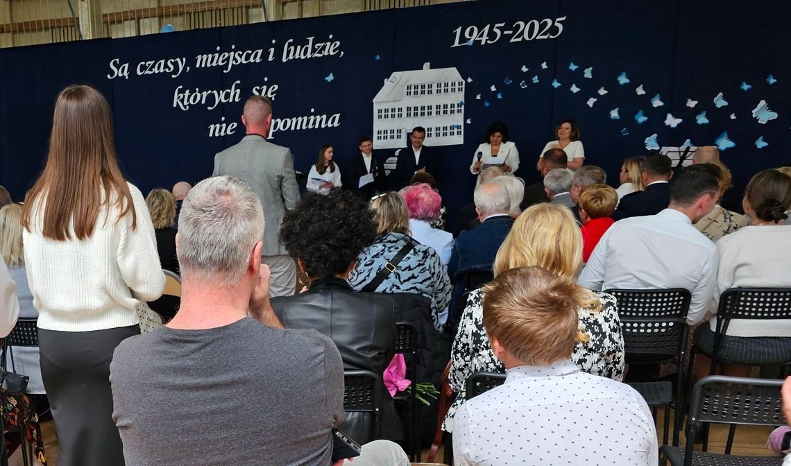 Jubileusz szkoły obchodzony pod znakiem absolwentów. Polityczny zgrzyt z burmistrzem [FOTO, WIDEO]