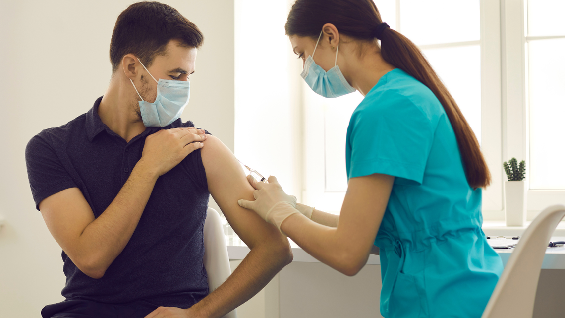 Jak i gdzie zaszczepić przeciwko COVID-19? Komu szczepionka szczególnie polecana?