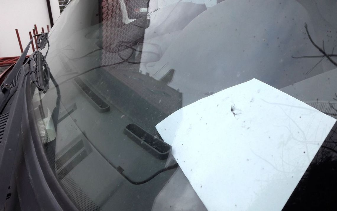 Kamienie wybijają szyby w samochodach. Dlaczego droga nie jest sprzątana? – pyta czytelnik Kamienie wybijają szyby w samochodach. Dlaczego droga nie jest sprzątana? – pyta czytelnik