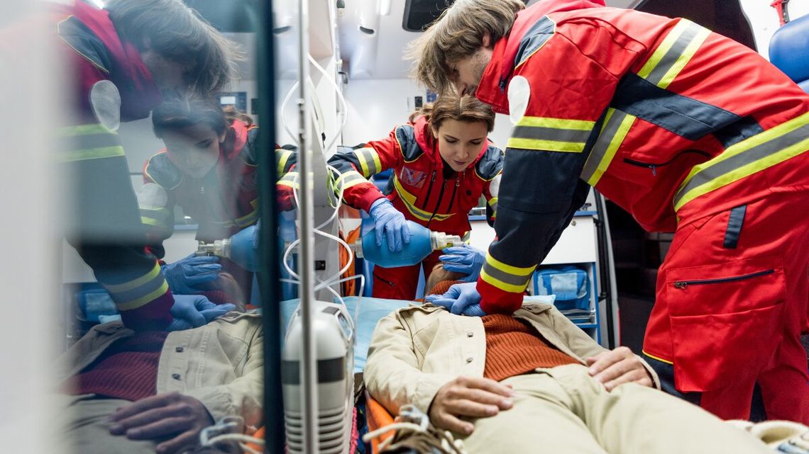 Karetki poczekają na ochronę. Wiemy kiedy ratownicy dostaną certyfikowane kamizelki przeciw nożom
