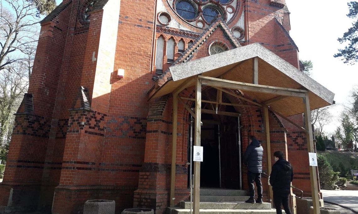 Kaplica pęka! Będzie remont alejek, ale nie zabytku Kaplica pęka! Będzie remont alejek, ale nie zabytku