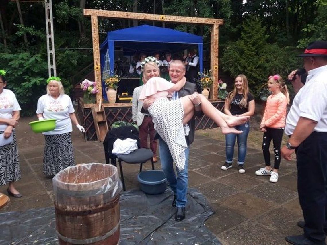 Kapustę poszatkowali i w beczce do kiszenia przygotowali. Biesiada kapuściana 2019