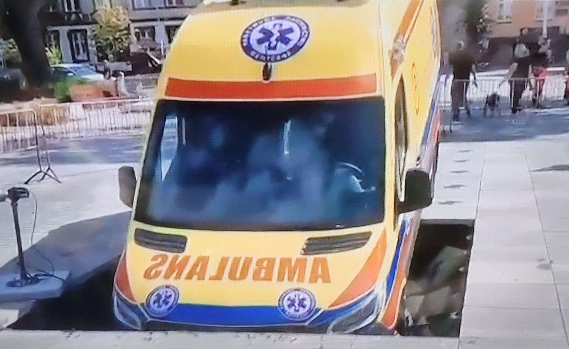 Karetka utknęła w fontannie po interwencji medycznej