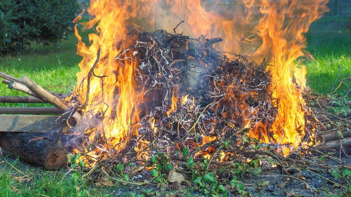 Wyższe kary za bezsensowny ogień. Obejmie to też osoby spalające na działce trawę lub suche liście