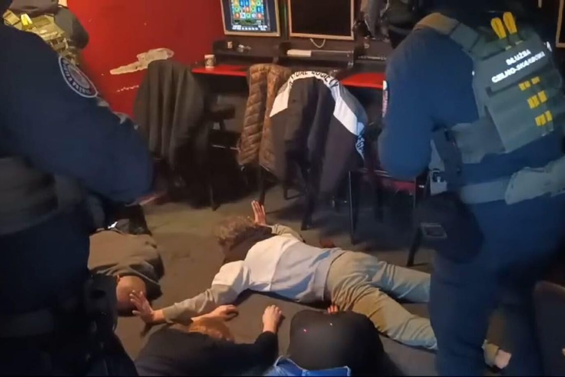 KAS uderza w nielegalny hazard w powiecie gryfińskim. Musiano użyć siły KAS uderza w nielegalny hazard w powiecie gryfińskim. Musiano użyć siły