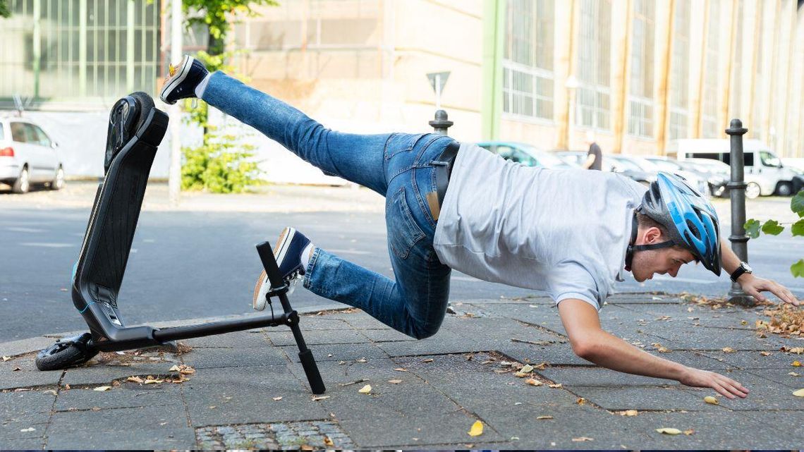 Firmowe ograniczenie prędkości. Na hulajnodze tylko w kasku