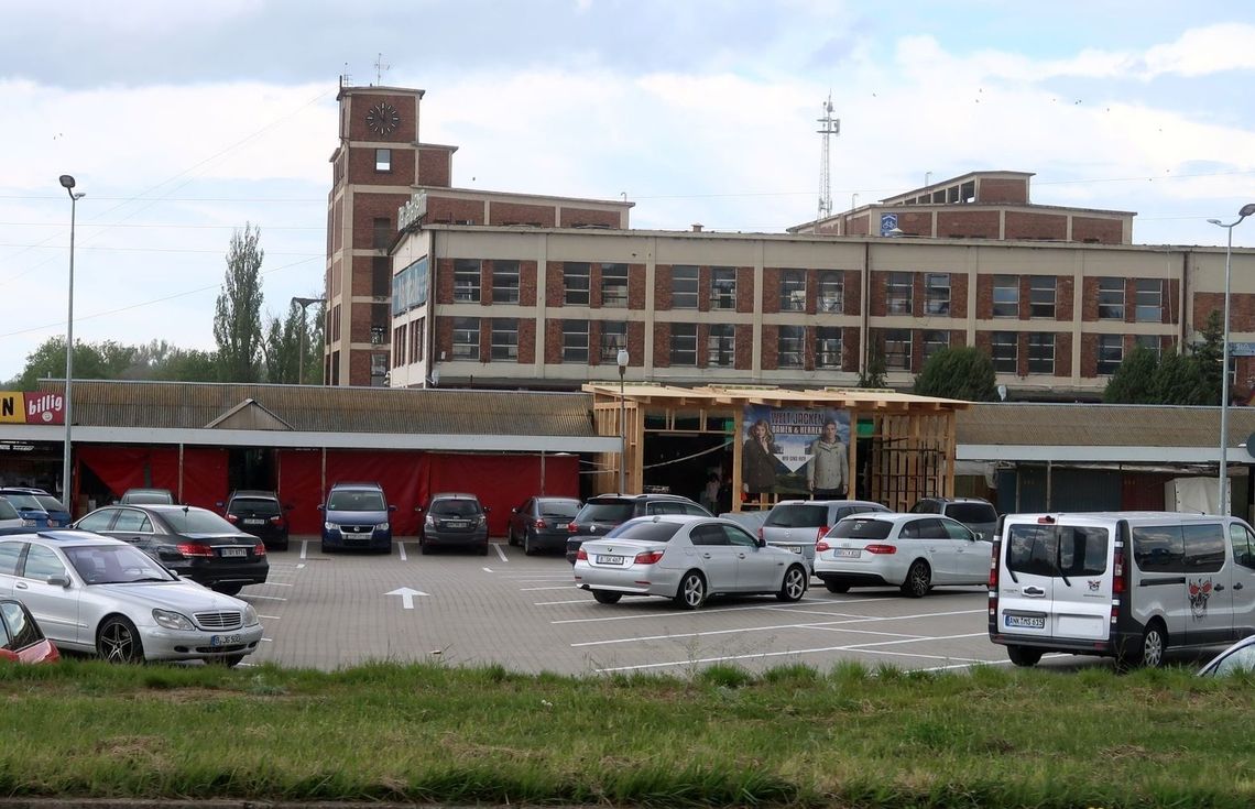 Kiedy zostanie otwarta hala? - pytają kupcy. Dyrektor odpowiada Kiedy zostanie otwarta hala? - pytają kupcy. Dyrektor odpowiada