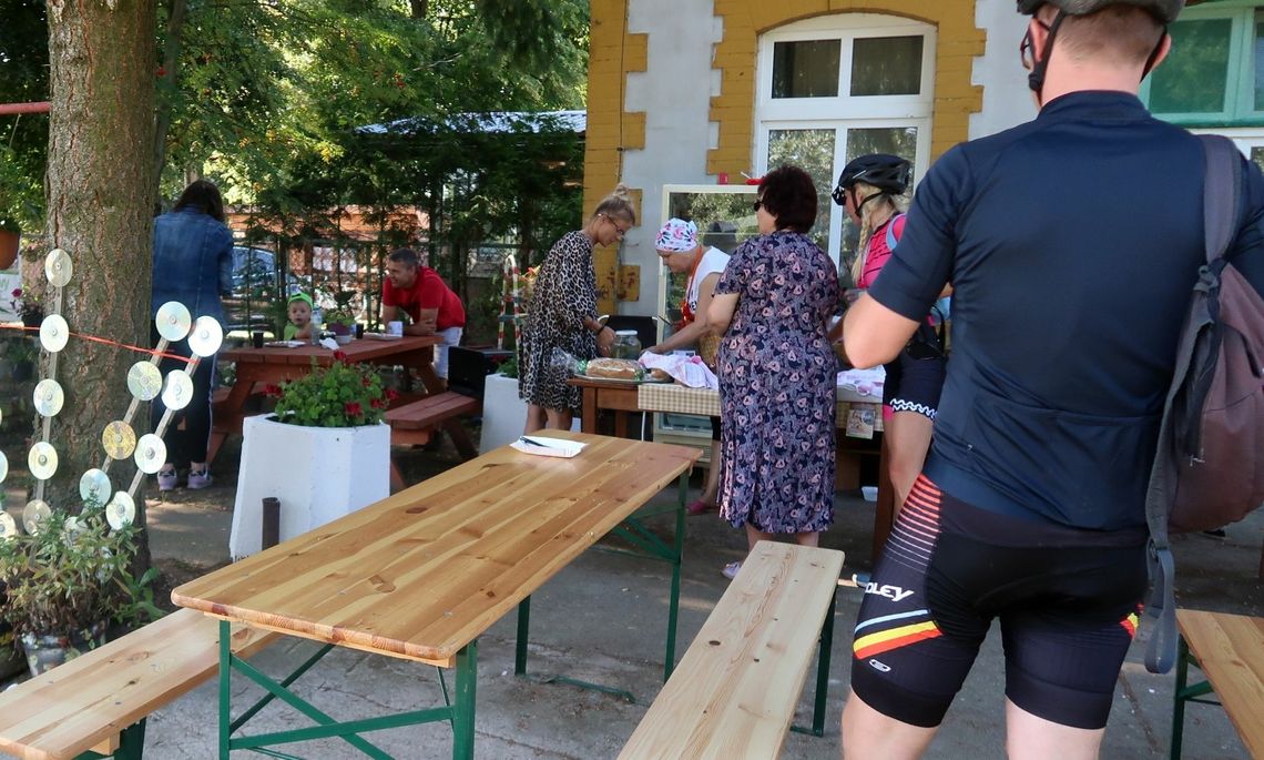 Kiermasz pyszności dla Antosia Glubiaka na stacji kolejowej Kiermasz pyszności dla Antosia Glubiaka na stacji kolejowej